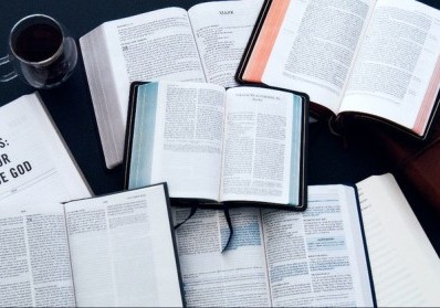 Exploring the Different Types of Study Bibles blog image