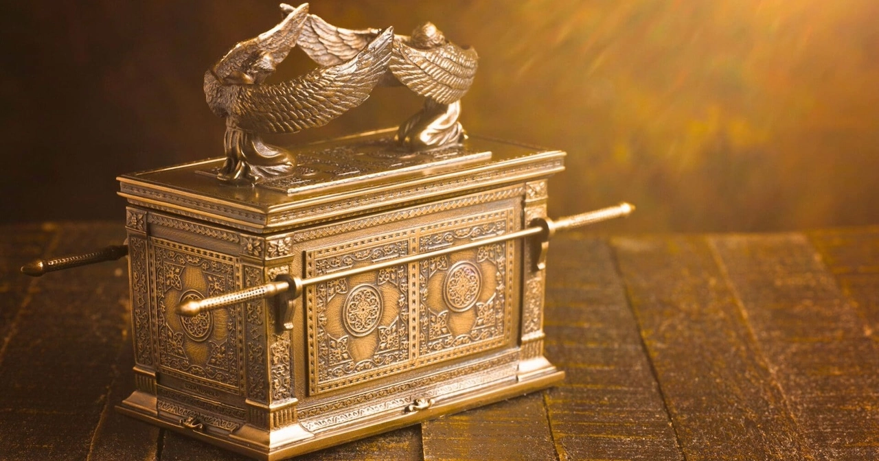 Secrets of the Holy Ark: A Quick Guide to its Significance hero image